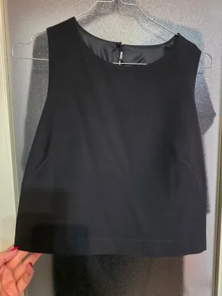 Top negro elegante con lazo