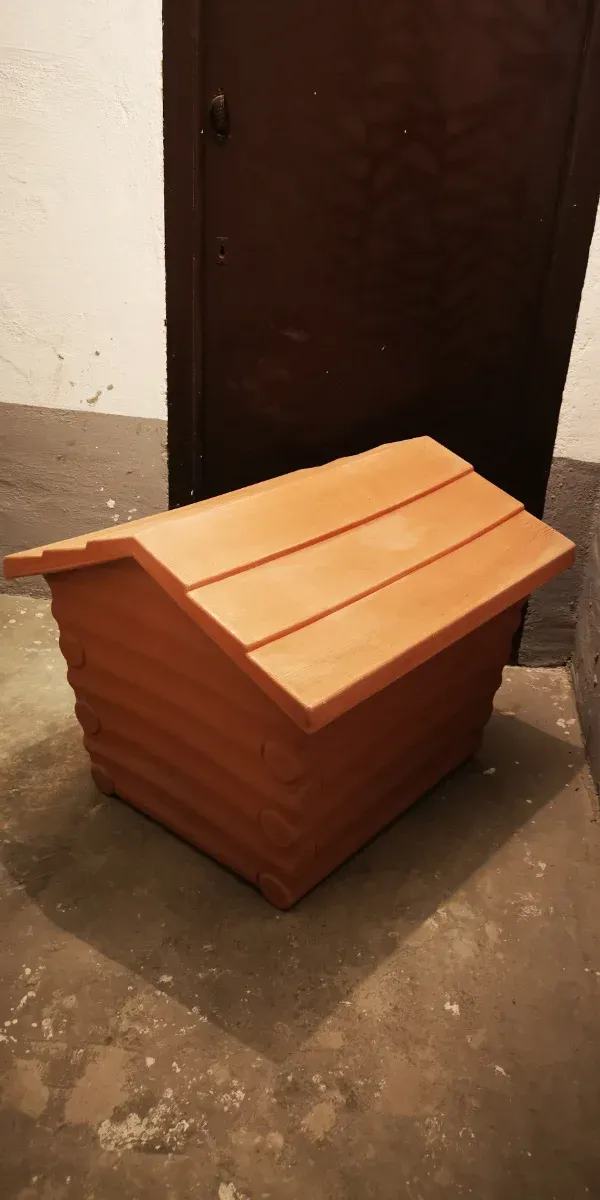 Caseta para perro de resina marrón