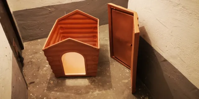 Caseta para perro de resina marrón