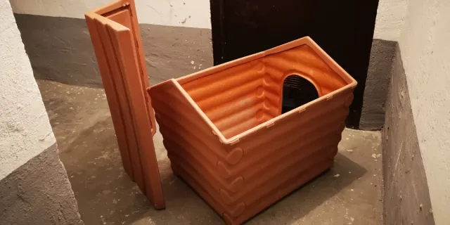 Caseta para perro de resina marrón