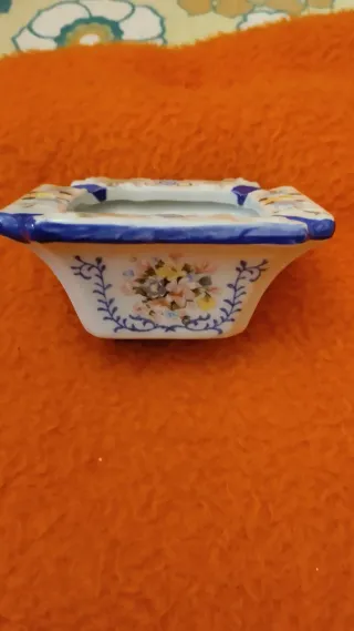 Cenicero de cerámica decorado