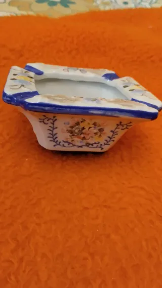 Cenicero de cerámica decorado