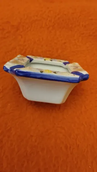 Cenicero de cerámica decorado