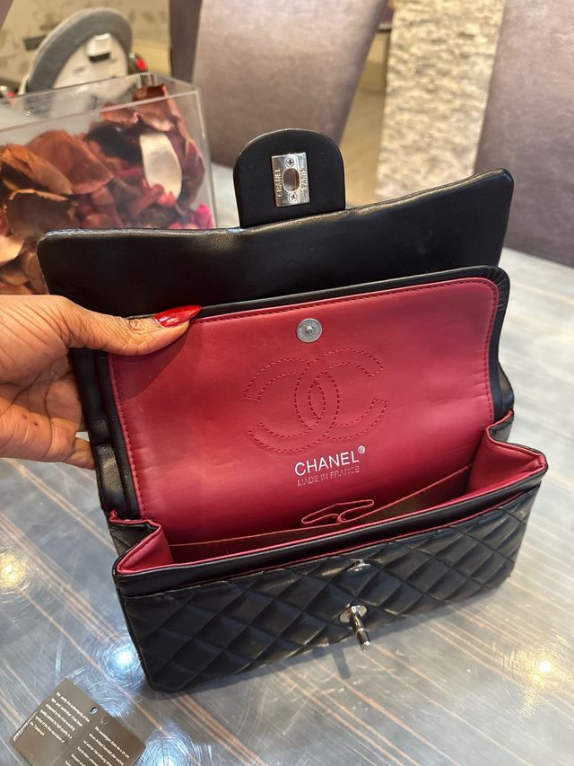 Bolso Chanel Clásico Negro por fuera y Rojo dentro