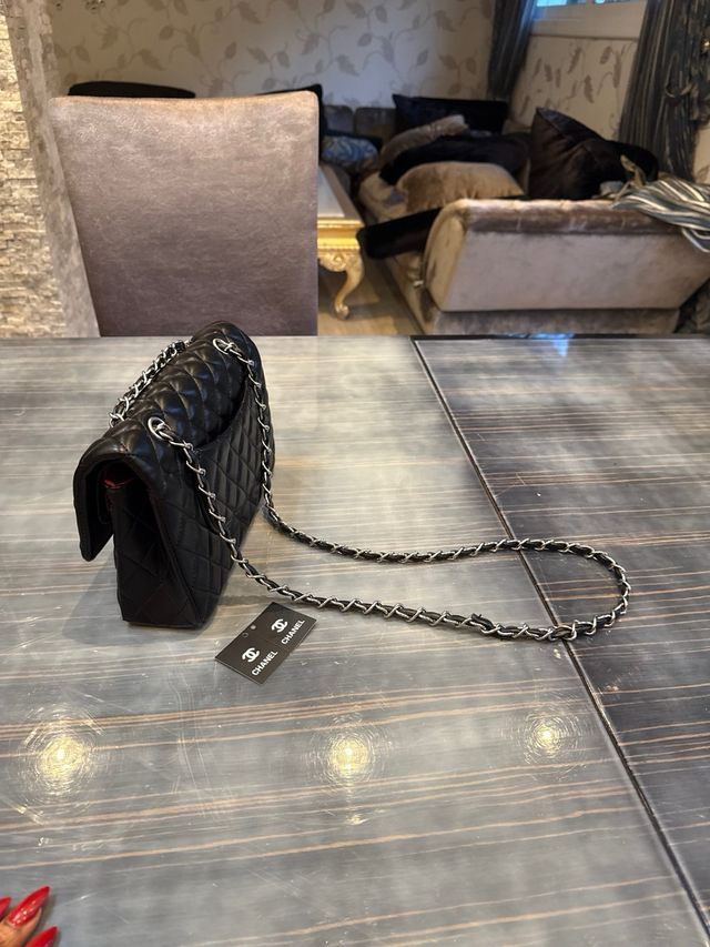 Bolso Chanel Clásico Negro por fuera y Rojo dentro