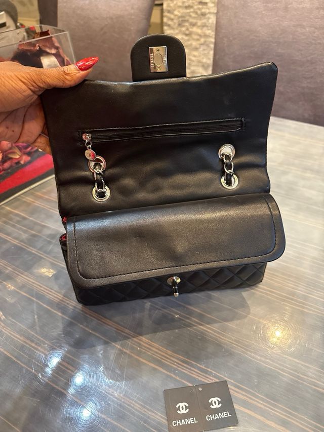 Bolso Chanel Clásico Negro por fuera y Rojo dentro