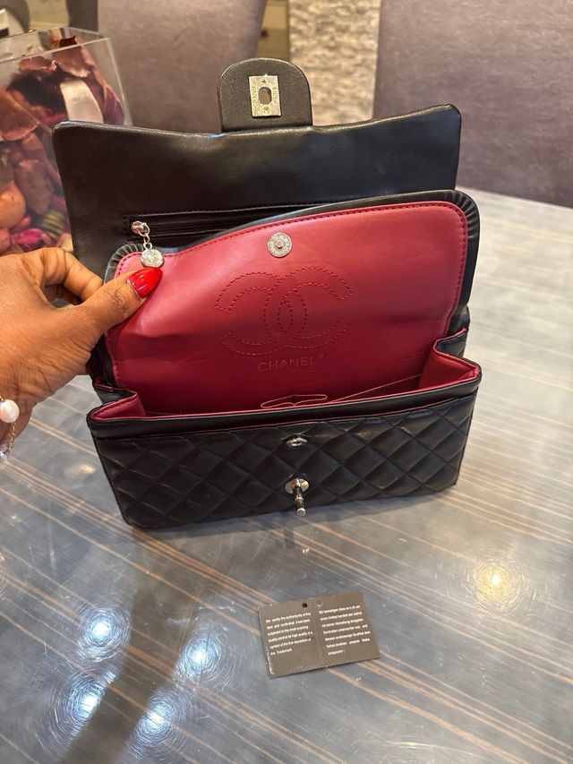 Bolso Chanel Clásico Negro por fuera y Rojo dentro