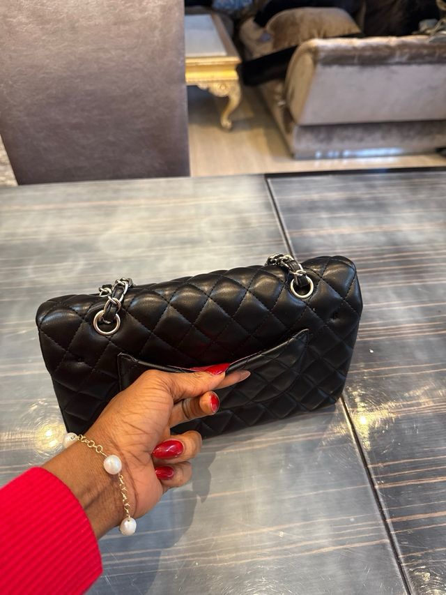 Bolso Chanel Clásico Negro por fuera y Rojo dentro