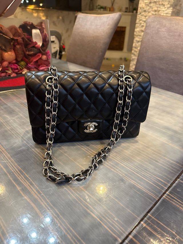 Bolso Chanel Clásico Negro por fuera y Rojo dentro