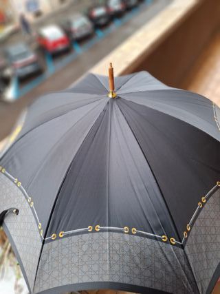 Ombrello Dior con puntale da riparare