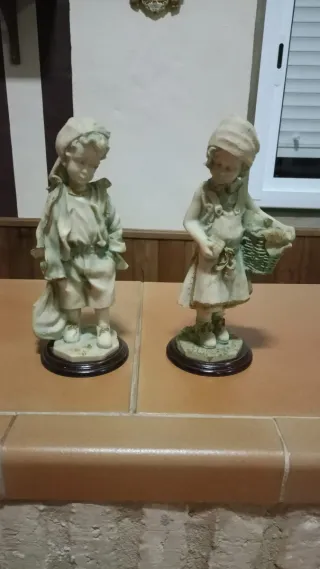 Pareja de figuras decorativas