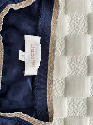 Blusa sin mangas azul y ribetes dorados