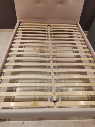 Cama rosa con cabecero tapizado. 140*200 cm.