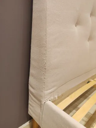 Cama rosa con cabecero tapizado. 140*200 cm.