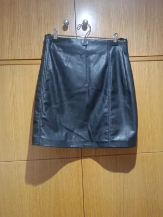 Falda efecto piel negra