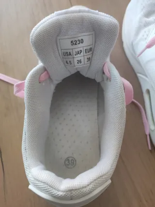 Scarpe da ginnastica bianche con lacci rosa n.39