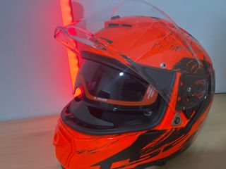 Casco de moto naranja y negro