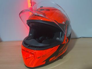 Casco de moto naranja y negro