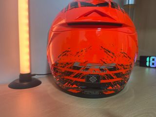 Casco de moto naranja y negro