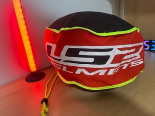 Casco de moto naranja y negro