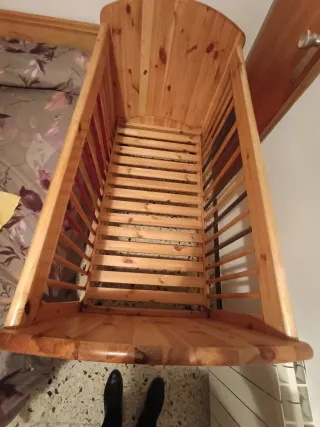 Cuna de madera para bebé