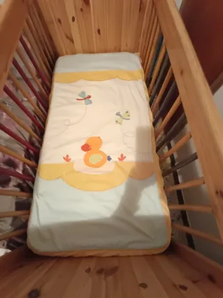 Cuna de madera para bebé