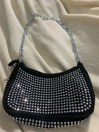 Bolso negro tachuelas brillantes y cadena