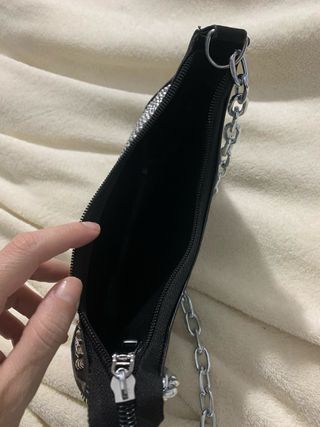 Bolso negro tachuelas brillantes y cadena