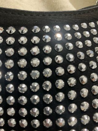 Bolso negro tachuelas brillantes y cadena