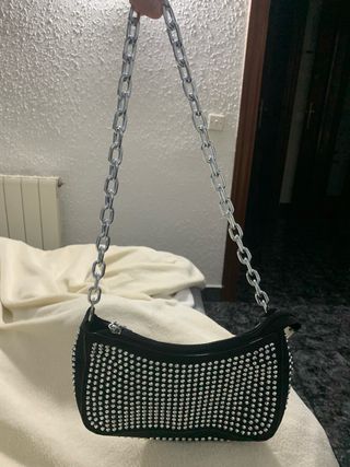 Bolso negro tachuelas brillantes y cadena