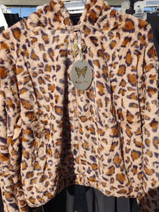 Cazadora pelo sintético leopardo