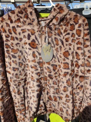 Cazadora pelo sintético leopardo