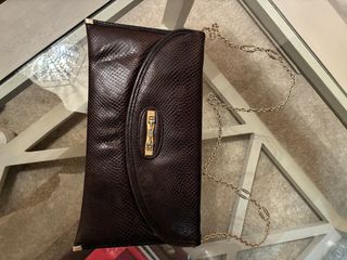 Bolso de piel serpiente marrón oscuro.