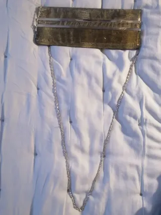 Bolso de fiesta dorado con cadena