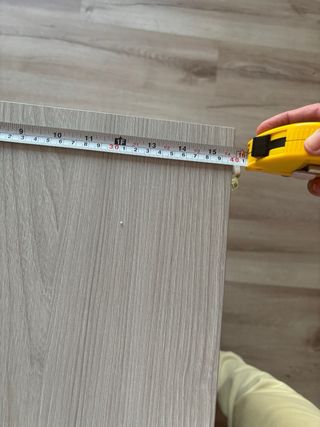 Cómoda de 4 cajones gris y blanca