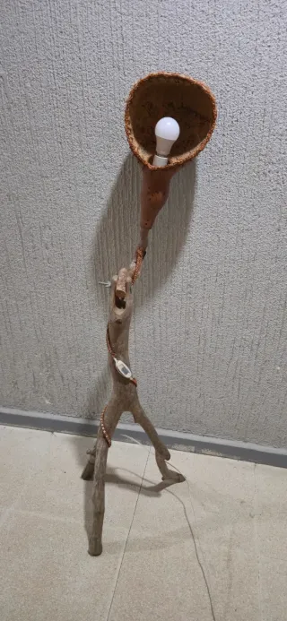 Lámpara de pie rústica madera y metal