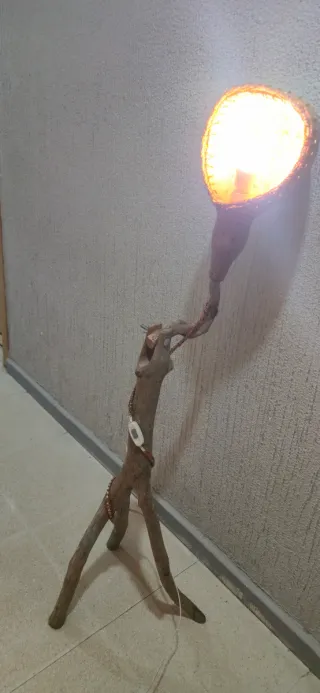 Lámpara de pie rústica madera y metal