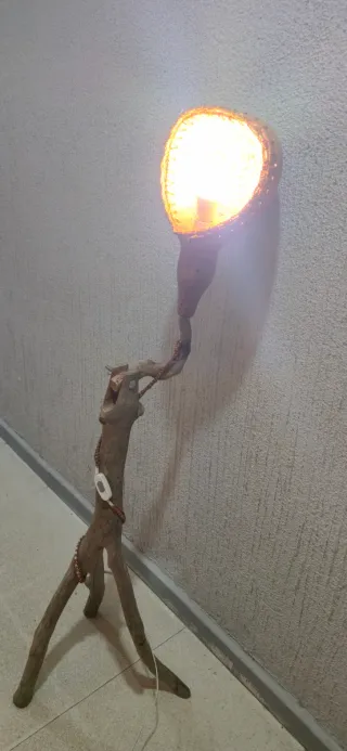 Lámpara de pie rústica madera y metal