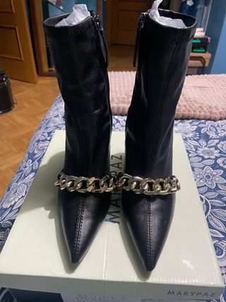 Botines Marypaz Negros con Cadena Dorada