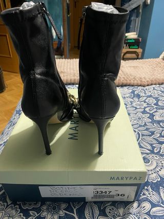 Botines Marypaz Negros con Cadena Dorada