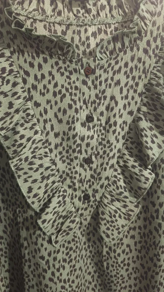 Blusa verde con estampado animal