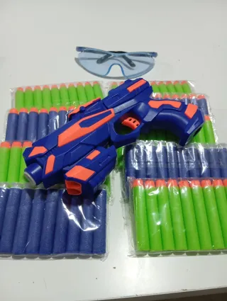 Pistola tipo Nerf con más de 90dardos y gafas