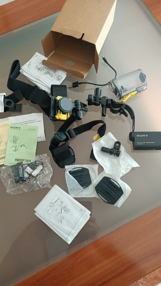 Cámara Sony Sumergible Negra y Amarilla