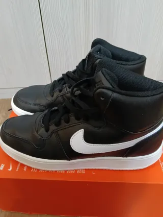 Zapatillas Nike Negras y Blancas 40.5