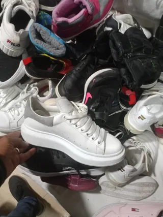 Zapatos de mujer blancos y grises