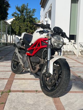 Ducati Monster 696