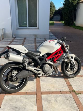 Ducati Monster 696