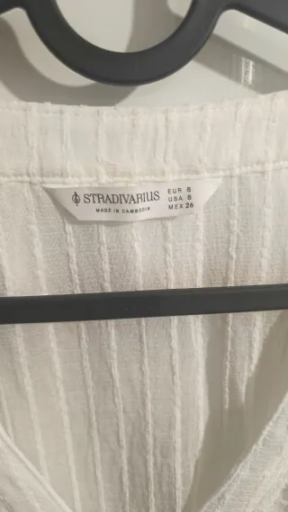 Blusa Stradivarius blanca con volantes