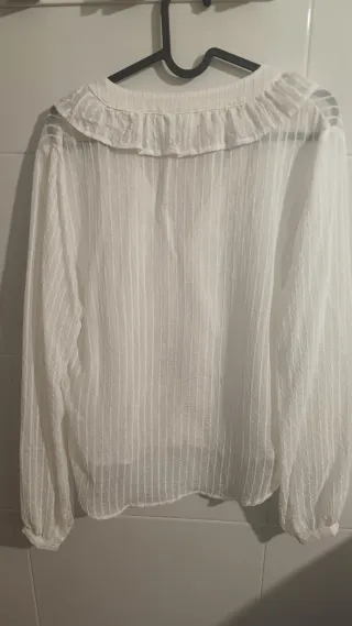 Blusa Stradivarius blanca con volantes