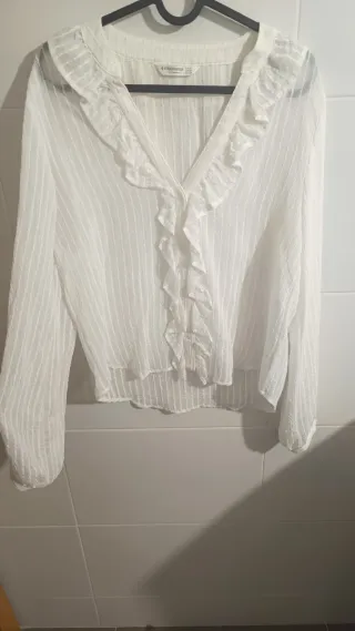 Blusa Stradivarius blanca con volantes